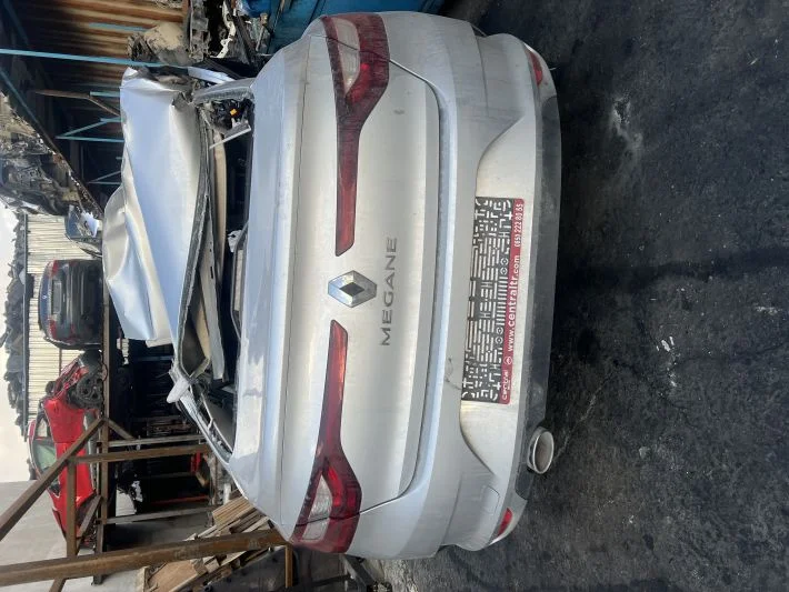 Megan 4 arka tampon çıkma gri renkte çıkma orjinal