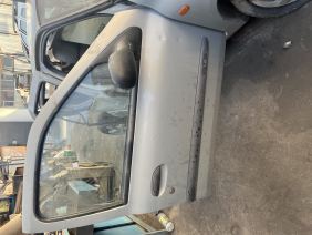 Clio 2 sağ ön kapı dolu gri çıkma hatasız boyasız çıkma orjinal 